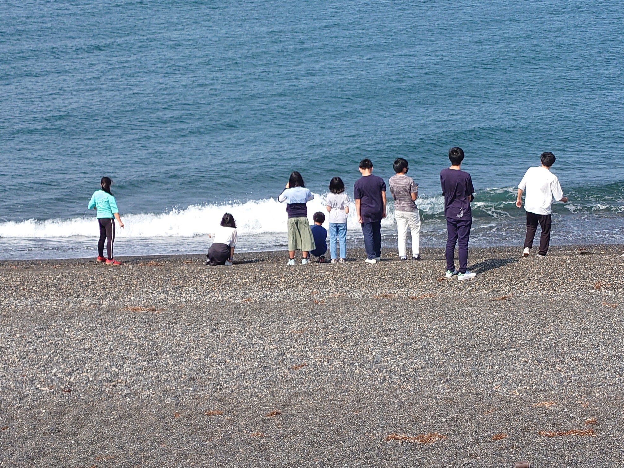 オホーツクの海と戯れる子どもたち